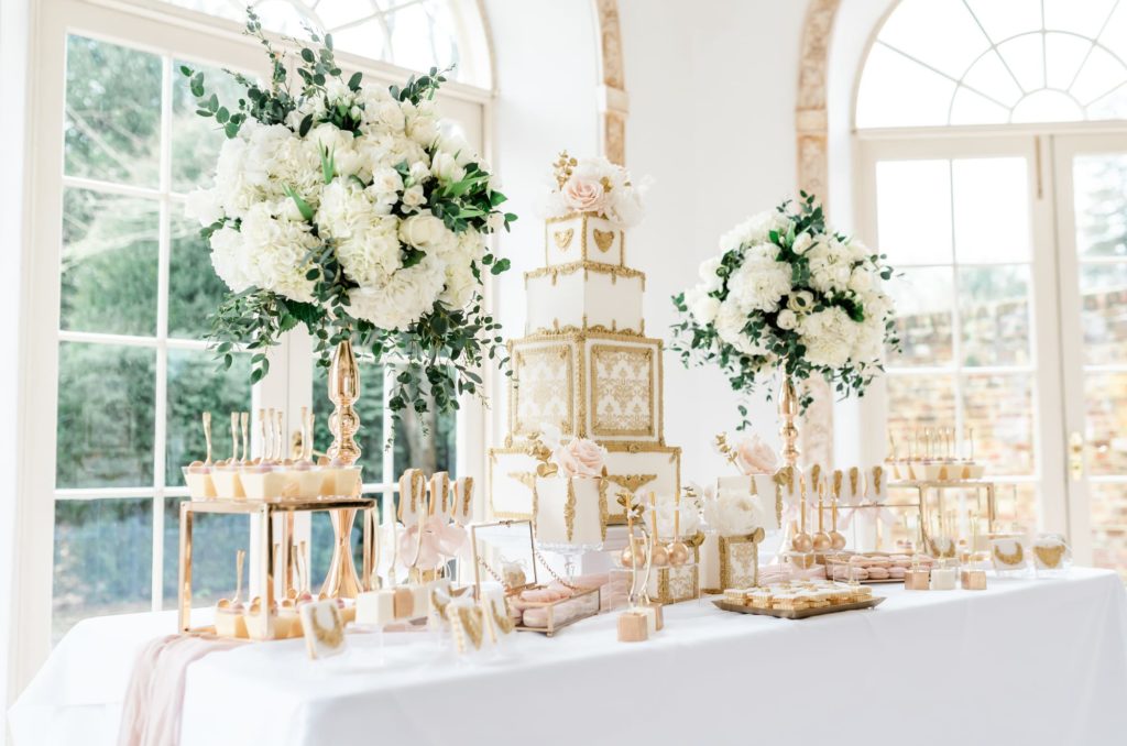 wedding cake desset table setting